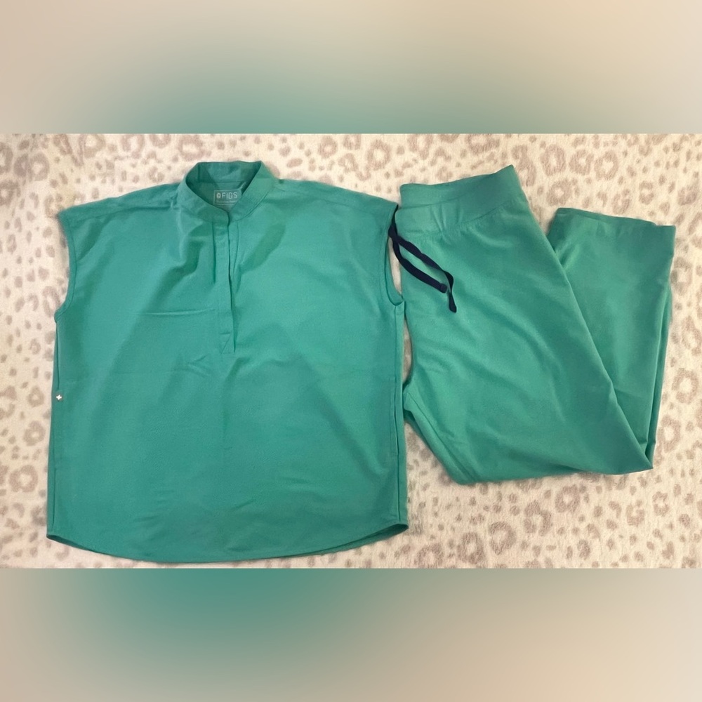 Figs Aqua Scrub Ensemble